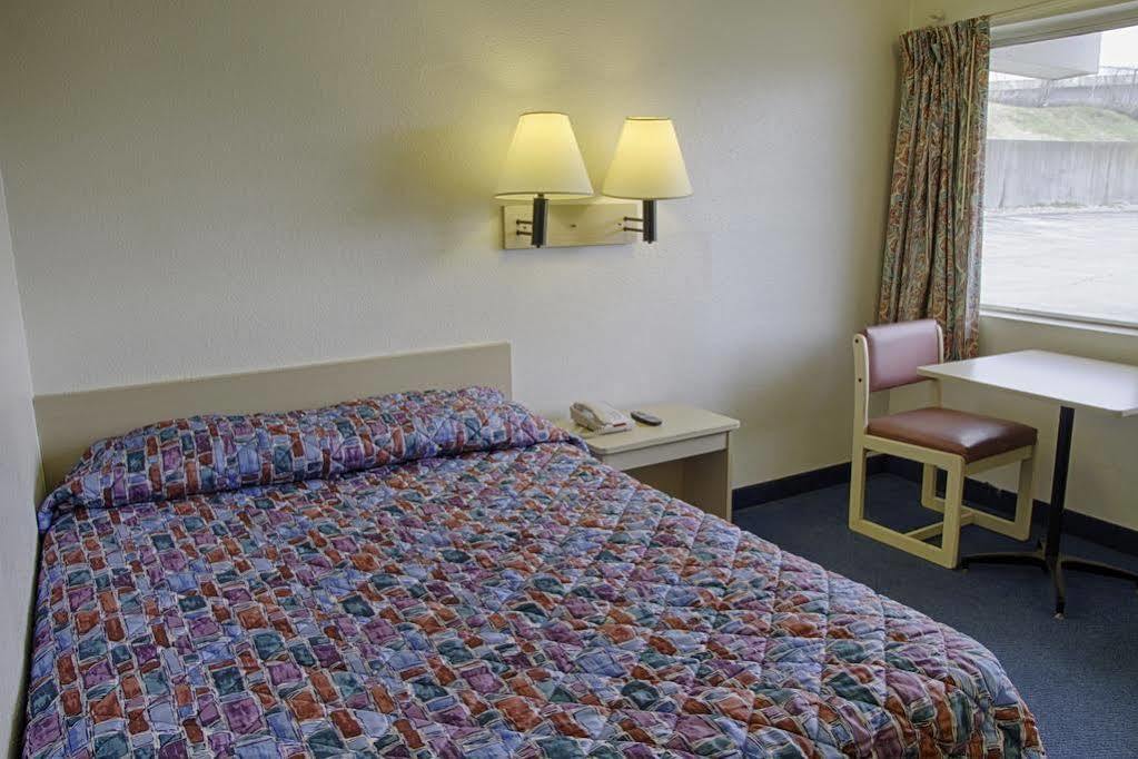 Super 8 By Wyndham Florence Bagian luar foto